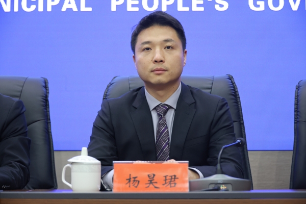 杨昊珺.jpg